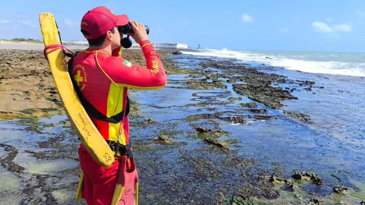 Corpo de Bombeiros retoma buscas por marinheiro desaparecido na praia do Forte, em Natal